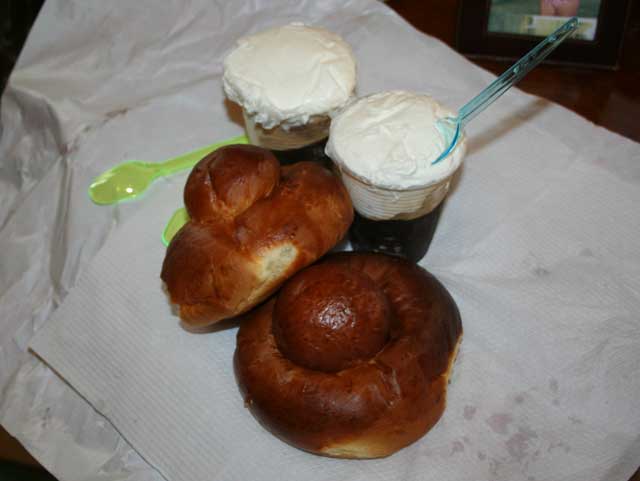 Granita ca panna e brioscia . Granita con panna e brioche